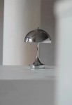 Lampa stołowa przenośna PANTHELLE V3 160 chromowana na wysoki połysk - LED 2.5W 2700K IP44 - LOUIS POULSEN